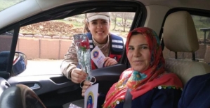 Jandarmadan Trafik Uygulamasında Kadınlara Çiçekli Kutlama
