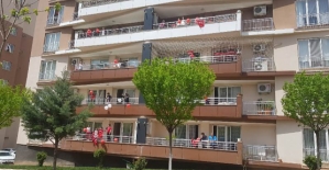 Siirt'te Çocuklar 23 Nisan'ı Balkonda Kutladı