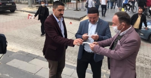 AK Parti Merkez İlçe Başkanı Öner Geyik Güres Caddesinde Vatandaşlara Maske Dağıttı