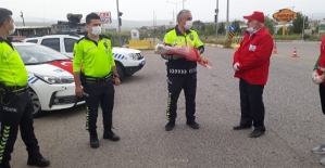 Siirt Kızılay, Trafik Haftasında Sürücülere Gül ve İlk Yardım Kitapçığı Dağıttı