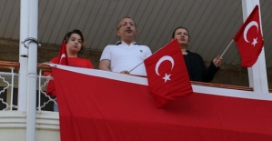 Vali/Belediye Başkan Vekili Atik, Konutunun Balkonunda İstiklal Marşı Okudu