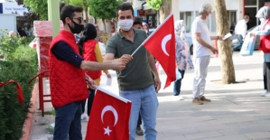 Vefa Sosyal Destek Grubu Türk Bayrağı ve Maske Dağıttı