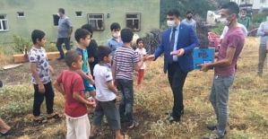 Baykan Kaymakamı/Belediye Başkan Vekili Mehmet Tunç, Çocukları Sevindirdi
