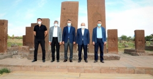 Bitlis Valisi Çağatay, Siirt, Trabzon ve Van Valilerine Selçuklu Mezarlığını Gezdirdi
