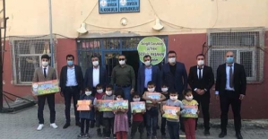 Şirvan Kaymakamı Recep Hasar ve Başkan Necat Cellek’ten Köy Okullarına Okuma Yazma Seti