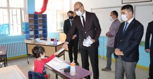 Kaymakam/Belediye Başkan V. Aydın, Öğrencilere Maske Dağıttı