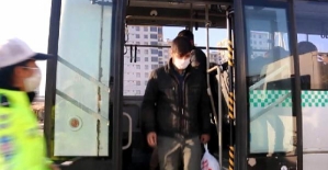 Siirt'te Toplu Taşıma Araçlarındaki Fazla Yolcuları Polis Ekipleri Evlerine Bıraktı