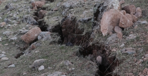 Siirt'te Deprem Sonrası Oluşan Derin Yarıklar Endişelendirdi