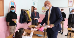 Kurtalan Kaymakamı/Başkan V. Aydın, Öğrencilere Çocuk Maskesi Dağıttı