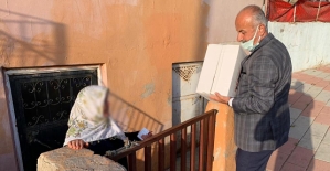 Siirt Belediyesi İhtiyaç Sahibi Vatandaşlara Gıda Yardım Kolisi Dağıtıyor