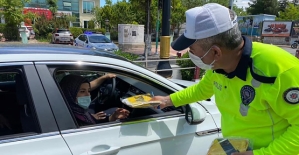 Siirt’te Trafik Ekipleri Anneler Gününde Sürücülere Hediyeler Dağıttı
