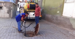 Belediye Kanalizasyon ve Yağmur Suyu Kanallarını Temizledi