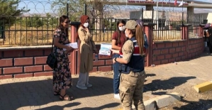 Siirt’te Jandarma Ekipleri, Vatandaşlara Maske Dağıttı
