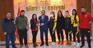 Kadın Hentbol Takımı Vali Hacıbektaşoğlu’nu Ziyaret Etti