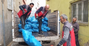 Sadaka Taşı Derneğinden 60 Aileye Odun ve Kömür Yardımı