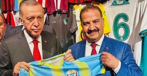 Başkan Canpolat, Cumhurbaşkanı Erdoğan’a Siirt Spor Forması Hediye Etti