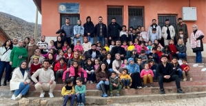 Siirt Üniversitesi Öğrencilerinden Damlı Köyü İlkokulu Öğrencilerine Karne Hediyesi