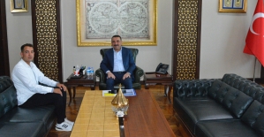Depremde Siirt Ekibi Tarafından Kurtarılan Gökçehan Şahin, Vali Hacıbektaşoğlu’na Teşekkür Ziyaretinde Bulundu