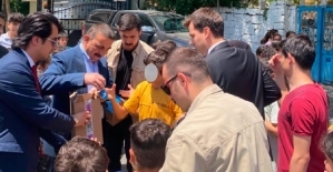 Vali Hacıbektaşoğlu, Cuma Namazı Çıkışında Çocukları Sevindirdi