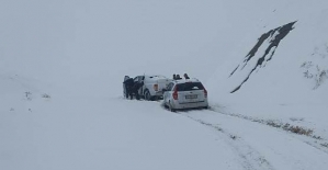 Siirt'in Pervari İlçesinde, Kar Yağışı Nedeniyle Köy Yolunda Mahsur Kalan Araçlar Kurtarıldı