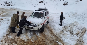 Siirt’te Karda Mahsur Kalan Yaşlı Kadın Kurtarıldı