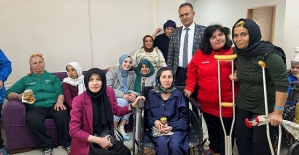 AK Parti Siirt Kadın Kolları Teşkilatı Yaşlıları Unutmadı