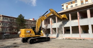 SİİRT'TE METRUK BİNALARIN YIKIMI GERÇEKLEŞTİRİLDİ