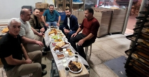 AK Parti Siirt İl Başkanı Özturan, Ramazanın 5. Gününde Fırın Esnafıyla İftar Yaptı