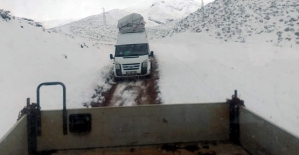 Siirt’te Karda Mahsur Kalan Yolcu Minibüsü Kurtarıldı