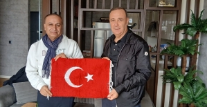 Seyyah Vehip Emrah’dan Osman Ören’e Anlamlı Bayrak Hediyesi