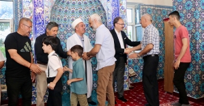 Vali Dr. Kemal Kızılkaya, Bayram Namazı Sonrası Vatandaşlarla Bayramlaştı