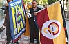 İl İl Gezip Bayrak Satarak Geçimini Sağlıyor