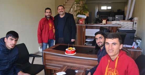 Ultraslan Taraftar Topluluğundan Pastalı 10 Ocak Çalışan Gazeteciler Günü kutlaması