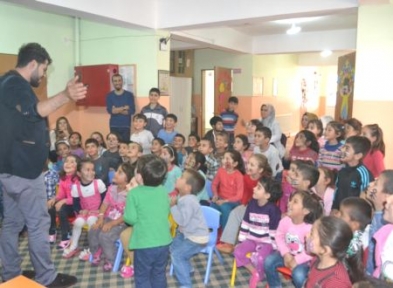 ÜNİVERSİTE ÖĞRENCİLERDEN, ANAOKULU ÖĞRENCİLERİNE HEDİYELER VERİLDİ
