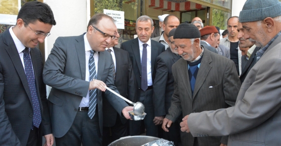 Vali Tutulmaz, Baykan'da Vatandaşlara Aşure Dağıttı