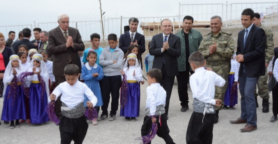 VALİ TUTULMAZ, EKMEKÇİLER İLKÖĞRETİM OKULU'NDA DÜZENLENEN BAHAR ŞENLİKLERİNE KATILDI