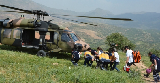  YARALI BAYANI MEHMETÇİK HASTAHANEYE ULAŞTIRDI