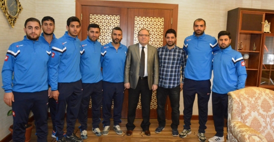 YENİ SİİRT SPOR FUTBOLCU VE YÖNETİCİLERİNDEN VALİ TUTULMAZ’A TEŞEKKÜR ZİYARETİ